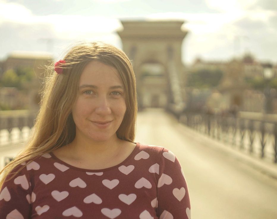 Bálint Lilla smiling on the Chain Bridge in Budapest